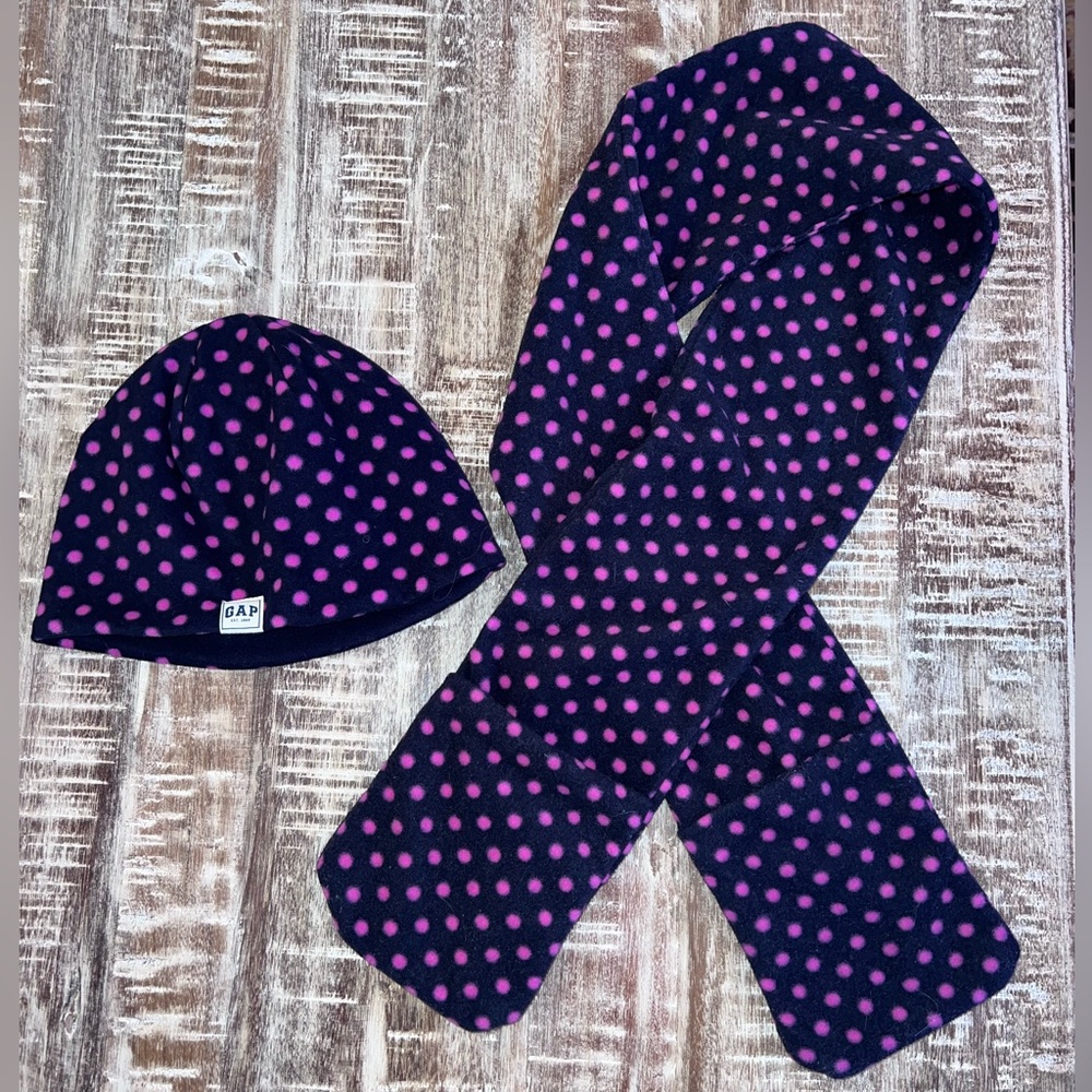 Girls Gap kids scarf and hat.